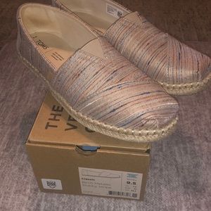 Toms slip on “Birch Metallic Slubby Stripe”